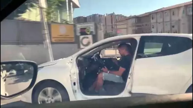 Kapısı olmadan trafikte seyreden otomobil görenleri şaşkına çevirdi Kapısı olmadan trafikte seyreden otomobil görenleri şaşkına çevirdi