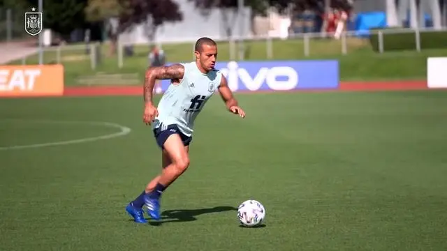 Aymeric Laporte ve Thiago Alcantara Top Kontrolü Çalıştı Aymeric Laporte ve Thiago Alcantara Top Kontrolü Çalıştı
