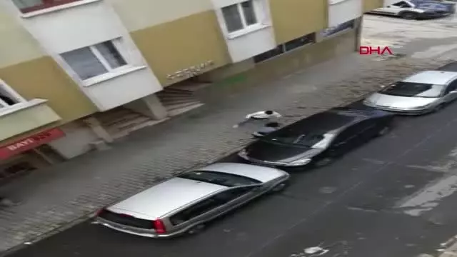 BAĞCILAR'DA HAMİLE KARISINI SOKAKTA FECİ ŞEKİLDE DARBETTİ BAĞCILAR'DA HAMİLE KARISINI SOKAKTA FECİ ŞEKİLDE DARBETTİ