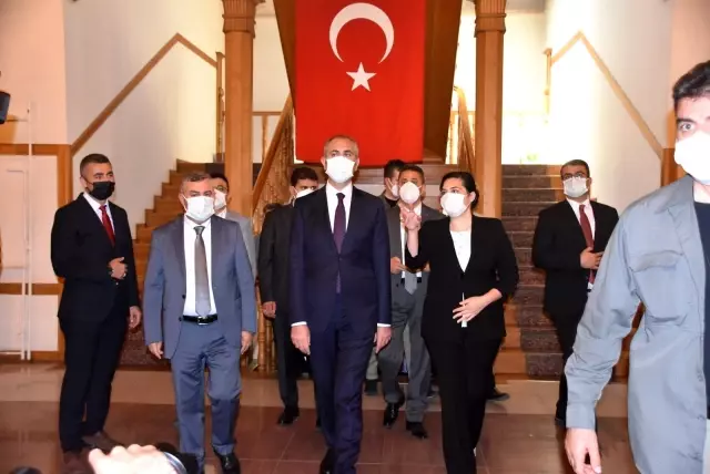 Bakan Gül: 'Bir takım polemiklerle siyaset yapmanın Türkiye'ye hiçbir faydası yok' Bakan Gül: 'Bir takım polemiklerle siyaset yapmanın Türkiye'ye hiçbir faydası yok'