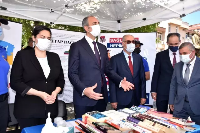 Bakan Gül: 'Bir takım polemiklerle siyaset yapmanın Türkiye'ye hiçbir faydası yok' Bakan Gül: 'Bir takım polemiklerle siyaset yapmanın Türkiye'ye hiçbir faydası yok'