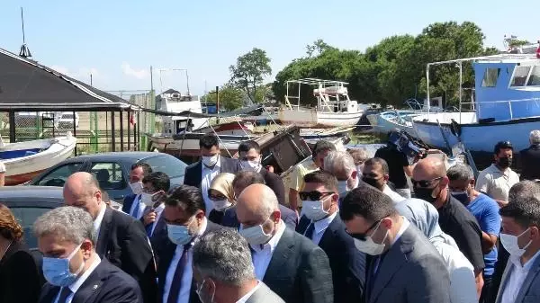 BAKAN KARAİSMAİLOĞLU: AYVALIK'A MODERN BALIKÇI BARINAKLARI YAPILACAK BAKAN KARAİSMAİLOĞLU: AYVALIK'A MODERN BALIKÇI BARINAKLARI YAPILACAK