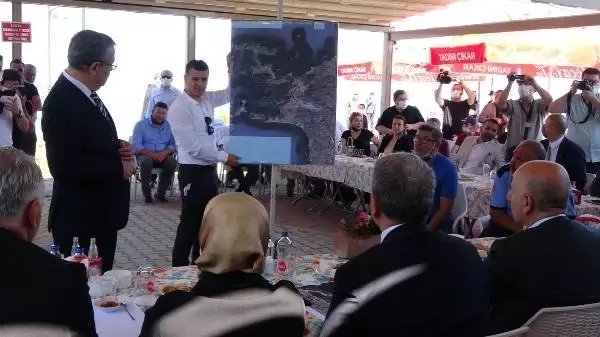 BAKAN KARAİSMAİLOĞLU: AYVALIK'A MODERN BALIKÇI BARINAKLARI YAPILACAK BAKAN KARAİSMAİLOĞLU: AYVALIK'A MODERN BALIKÇI BARINAKLARI YAPILACAK