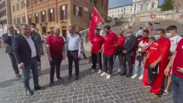 Bakan Kasapoğlu, İtalya'da taraftarlarla milli maç heyecanını yaşadı Bakan Kasapoğlu, İtalya'da taraftarlarla milli maç heyecanını yaşadı