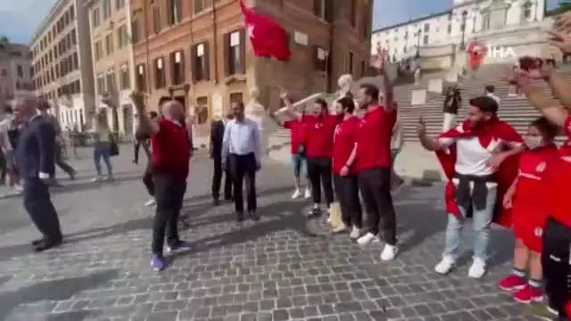 Bakan Kasapoğlu, İtalya'da taraftarlarla milli maç heyecanını yaşadı Bakan Kasapoğlu, İtalya'da taraftarlarla milli maç heyecanını yaşadı