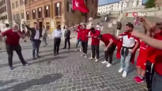 Bakan Kasapoğlu, İtalya'da taraftarlarla milli maç heyecanını yaşadı Bakan Kasapoğlu, İtalya'da taraftarlarla milli maç heyecanını yaşadı