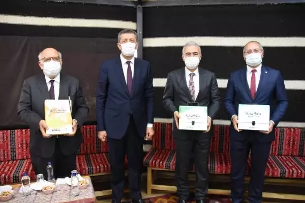 BAKAN SELÇUK, TÜRKİYE'NİN İLK ANADOLU MASAL EVİ'Nİ ESKİŞEHİR'DE AÇTI BAKAN SELÇUK, TÜRKİYE'NİN İLK ANADOLU MASAL EVİ'Nİ ESKİŞEHİR'DE AÇTI