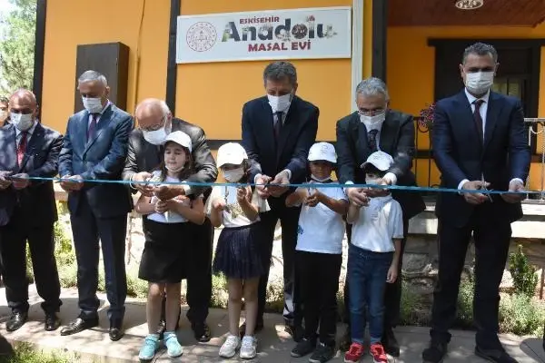 BAKAN SELÇUK, TÜRKİYE'NİN İLK ANADOLU MASAL EVİ'Nİ ESKİŞEHİR'DE AÇTI BAKAN SELÇUK, TÜRKİYE'NİN İLK ANADOLU MASAL EVİ'Nİ ESKİŞEHİR'DE AÇTI
