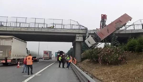 Bariyere çarpan TIR, köprüde asılı kaldı Bariyere çarpan TIR, köprüde asılı kaldı