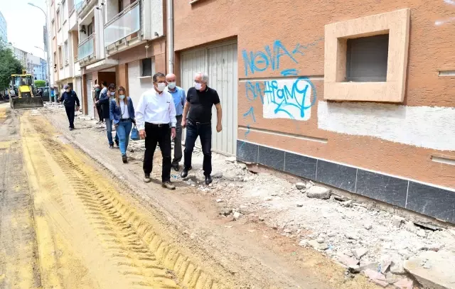 Başkan Ataç yol ve kaldırım çalışmalarını yerinde inceledi Başkan Ataç yol ve kaldırım çalışmalarını yerinde inceledi