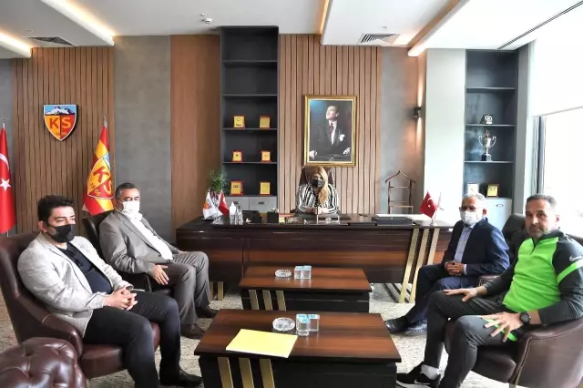 Kayseri Büyükşehir Belediye Başkanı Büyükkılıç, Kayserispor Kulübü'nü ziyaret etti Kayseri Büyükşehir Belediye Başkanı Büyükkılıç, Kayserispor Kulübü'nü ziyaret etti