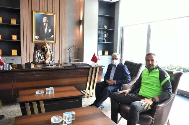 Kayseri Büyükşehir Belediye Başkanı Büyükkılıç, Kayserispor Kulübü'nü ziyaret etti Kayseri Büyükşehir Belediye Başkanı Büyükkılıç, Kayserispor Kulübü'nü ziyaret etti