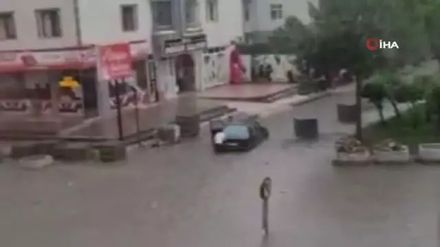 Başkent'te otomobiller sel suları içinde kaldı Başkent'te otomobiller sel suları içinde kaldı
