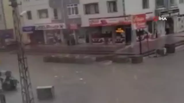 Başkent'te otomobiller sel suları içinde kaldı Başkent'te otomobiller sel suları içinde kaldı