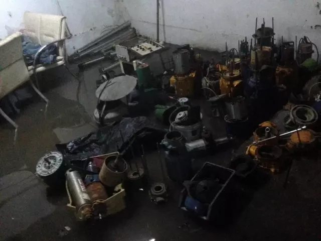 Başkent'te sağanak yağış su baskınlarına neden oldu Başkent'te sağanak yağış su baskınlarına neden oldu