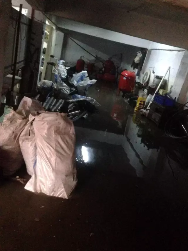 Başkent'te sağanak yağış su baskınlarına neden oldu Başkent'te sağanak yağış su baskınlarına neden oldu
