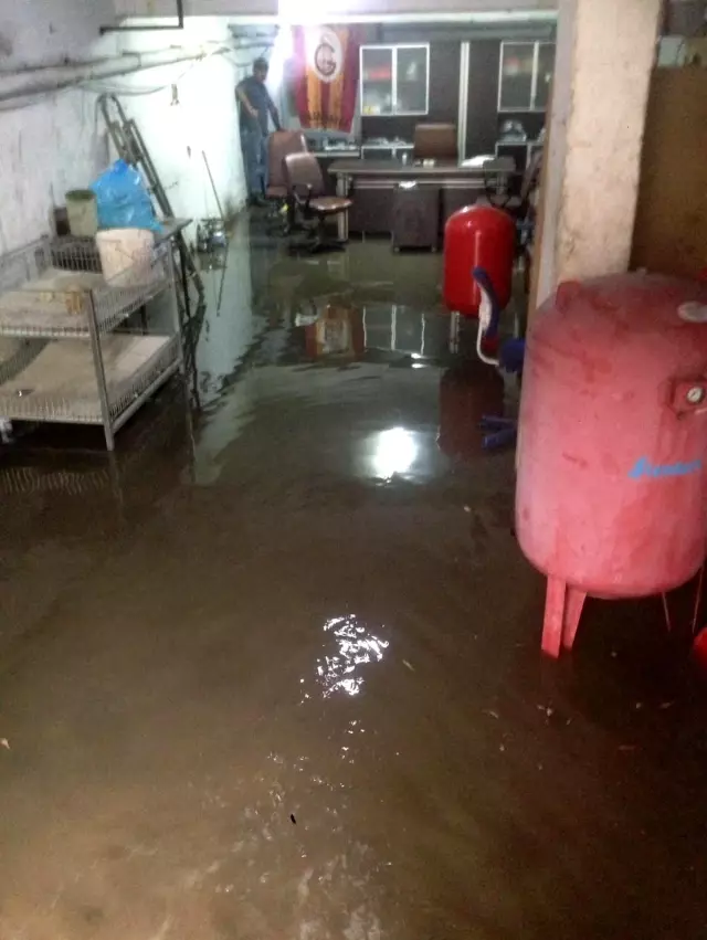 Başkent'te sağanak yağış su baskınlarına neden oldu Başkent'te sağanak yağış su baskınlarına neden oldu