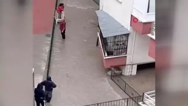 Başkent'te sağanak yağış su baskınlarına neden oldu Başkent'te sağanak yağış su baskınlarına neden oldu