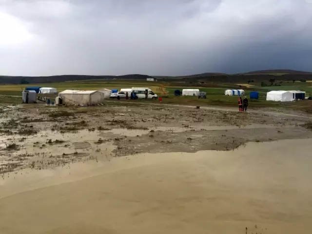 Son dakika haberi: Başkent'te tarım işçilerinin çadırları selden zarar gördü Son dakika haberi: Başkent'te tarım işçilerinin çadırları selden zarar gördü