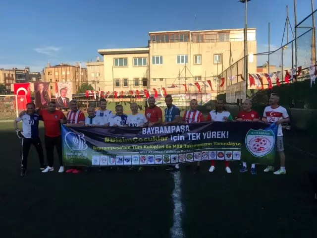 Bayrampaşa'da Milli Takım'a destek maçı düzenlendi Bayrampaşa'da Milli Takım'a destek maçı düzenlendi