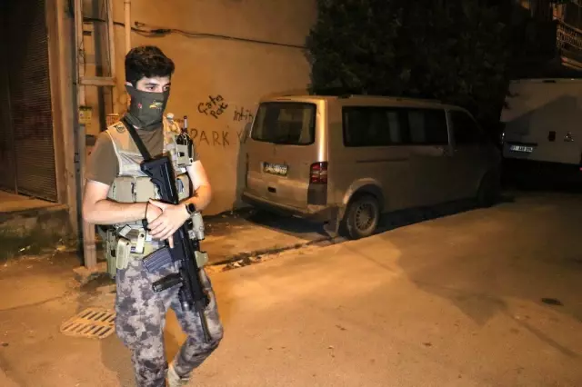 Bekçilere silahlı saldırı düzenleyen 3 kardeşten 2'si kovalamaca sonucu yakalandı Bekçilere silahlı saldırı düzenleyen 3 kardeşten 2'si kovalamaca sonucu yakalandı