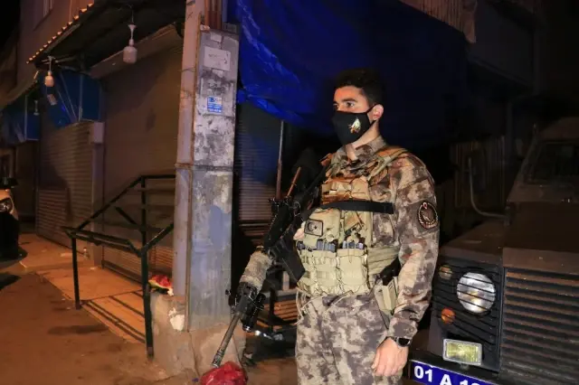Bekçilere silahlı saldırı düzenleyen 3 kardeşten 2'si kovalamaca sonucu yakalandı Bekçilere silahlı saldırı düzenleyen 3 kardeşten 2'si kovalamaca sonucu yakalandı