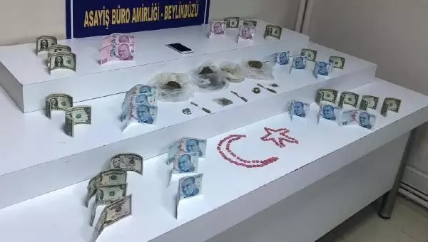 BEYLİKDÜZÜ'NDE İRANLI UYUŞTURUCU SATICISI YAKALANDI BEYLİKDÜZÜ'NDE İRANLI UYUŞTURUCU SATICISI YAKALANDI
