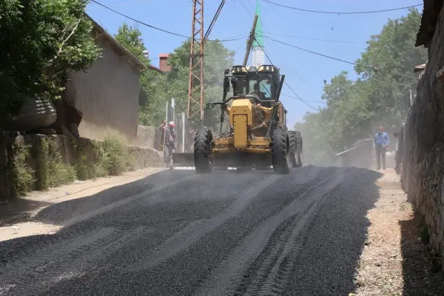 Bitlis'te altyapısı tamamlanan yollar asfaltlanıyor Bitlis'te altyapısı tamamlanan yollar asfaltlanıyor