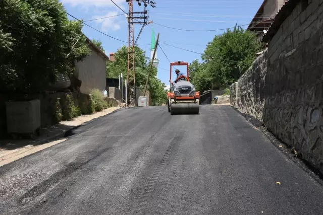 Bitlis'te altyapısı tamamlanan yollar asfaltlanıyor Bitlis'te altyapısı tamamlanan yollar asfaltlanıyor