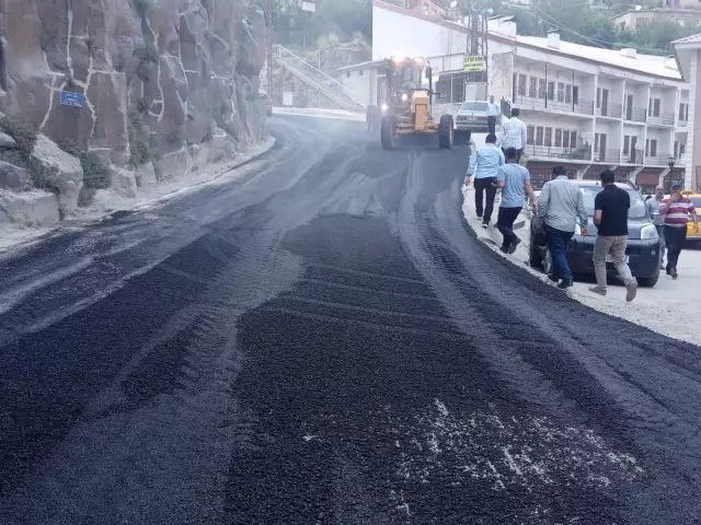 Bitlis'te altyapısı tamamlanan yollar asfaltlanıyor Bitlis'te altyapısı tamamlanan yollar asfaltlanıyor
