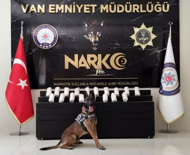 Bobi'nin katıldığı operasyonda 10 kilo metamfetamin ele geçirildi Bobi'nin katıldığı operasyonda 10 kilo metamfetamin ele geçirildi