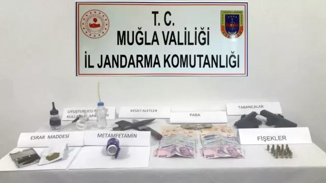 Bodrum'da uyuşturucu ve silah ele geçirildi Bodrum'da uyuşturucu ve silah ele geçirildi
