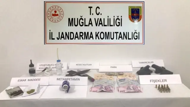 Bodrum'da uyuşturucu ve silah ele geçirildi Bodrum'da uyuşturucu ve silah ele geçirildi