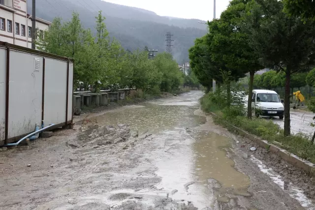 Sağanak su baskınlarına neden oldu Sağanak su baskınlarına neden oldu