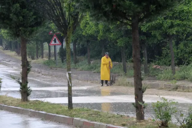 Sağanak su baskınlarına neden oldu Sağanak su baskınlarına neden oldu