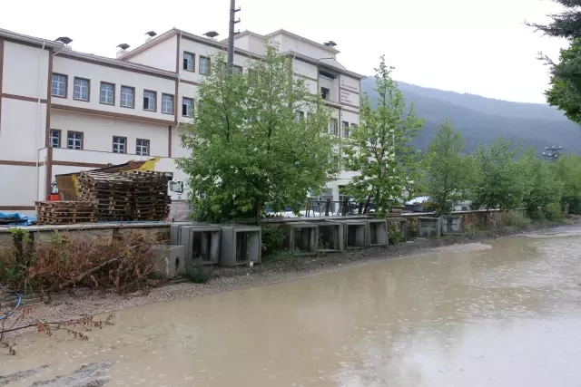 Sağanak su baskınlarına neden oldu Sağanak su baskınlarına neden oldu