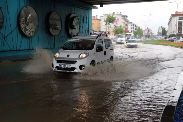 Sağanak su baskınlarına neden oldu Sağanak su baskınlarına neden oldu