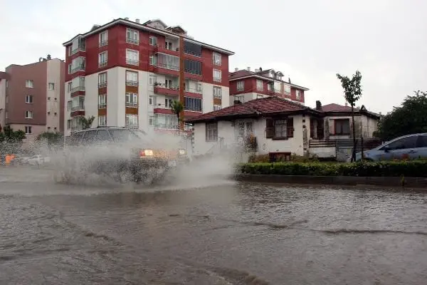 Bolu'da yollar göle döndü, su baskınları yaşandı Bolu'da yollar göle döndü, su baskınları yaşandı