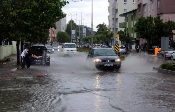 Bolu'da yollar göle döndü, su baskınları yaşandı Bolu'da yollar göle döndü, su baskınları yaşandı