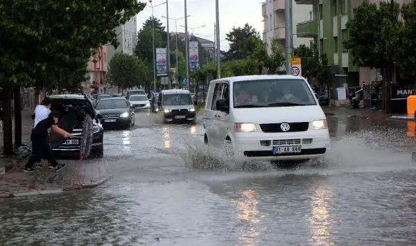 Bolu'da yollar göle döndü, su baskınları yaşandı Bolu'da yollar göle döndü, su baskınları yaşandı