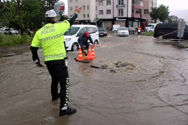 Bolu'da yollar göle döndü, su baskınları yaşandı Bolu'da yollar göle döndü, su baskınları yaşandı