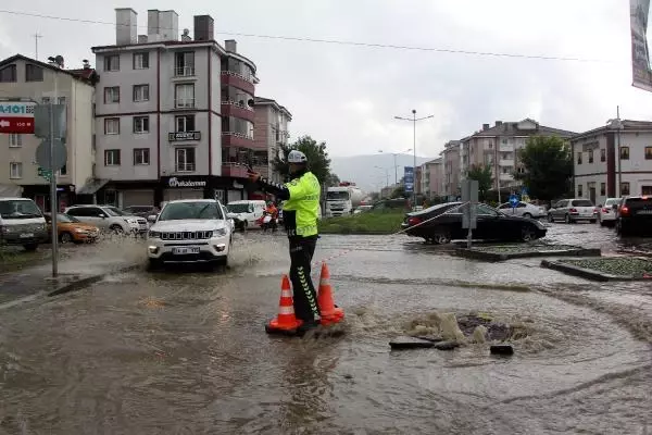 Bolu'da yollar göle döndü, su baskınları yaşandı Bolu'da yollar göle döndü, su baskınları yaşandı