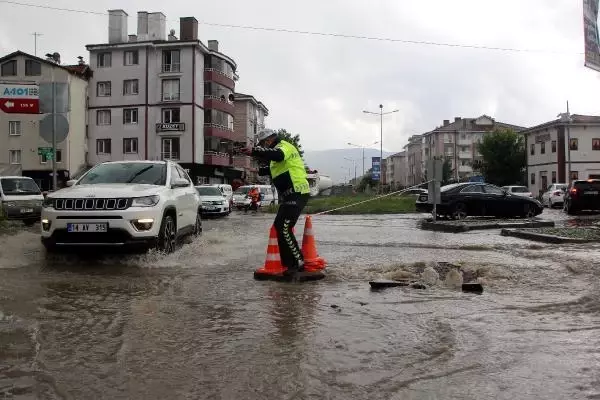 Bolu'da yollar göle döndü, su baskınları yaşandı Bolu'da yollar göle döndü, su baskınları yaşandı