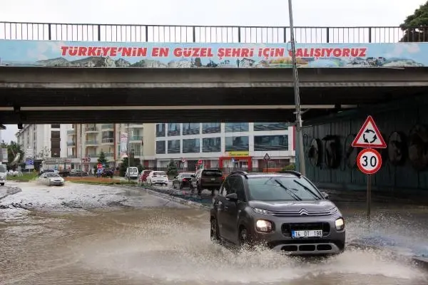 Bolu'da yollar göle döndü, su baskınları yaşandı Bolu'da yollar göle döndü, su baskınları yaşandı