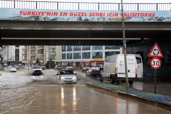 Bolu'da yollar göle döndü, su baskınları yaşandı Bolu'da yollar göle döndü, su baskınları yaşandı