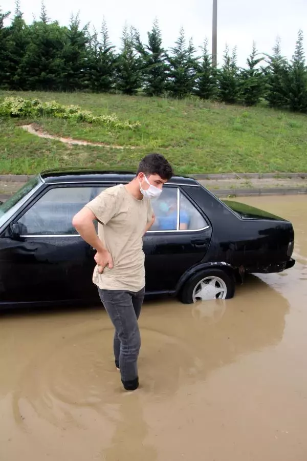 Bolu'da yollar göle döndü, su baskınları yaşandı Bolu'da yollar göle döndü, su baskınları yaşandı