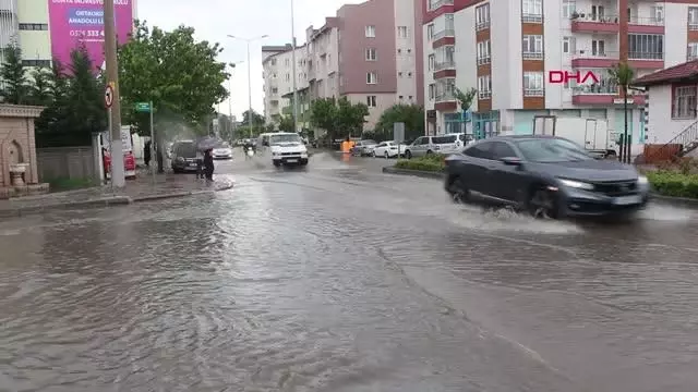 Bolu'da yollar göle döndü, su baskınları yaşandı Bolu'da yollar göle döndü, su baskınları yaşandı