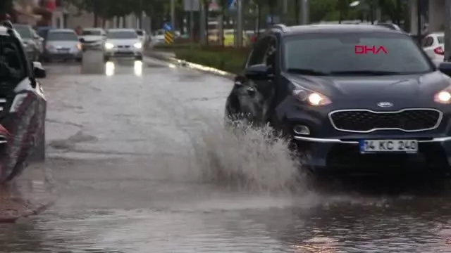 BOLU'DA YOLLAR SULARLA KAPLANDI, BİNALARIN ZEMİN KATLARINI SU BASTI BOLU'DA YOLLAR SULARLA KAPLANDI, BİNALARIN ZEMİN KATLARINI SU BASTI