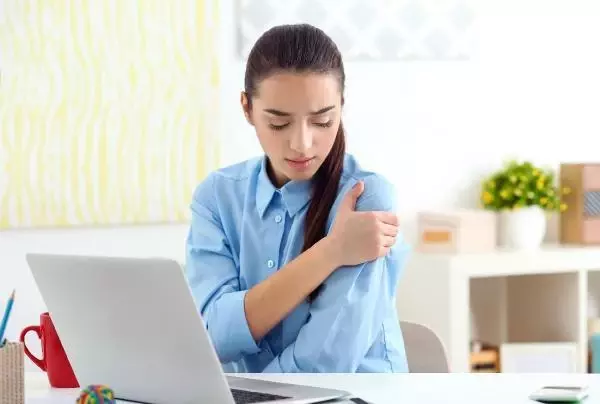 BU AĞRILARIN YÜZDE 60'ININ NEDENİ OMUZ SIKIŞMASI BU AĞRILARIN YÜZDE 60'ININ NEDENİ OMUZ SIKIŞMASI