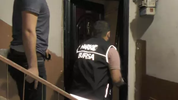 Bursa'da 16 kilo esrar ile 101 bin uyuşturucu hap ele geçirildi Bursa'da 16 kilo esrar ile 101 bin uyuşturucu hap ele geçirildi